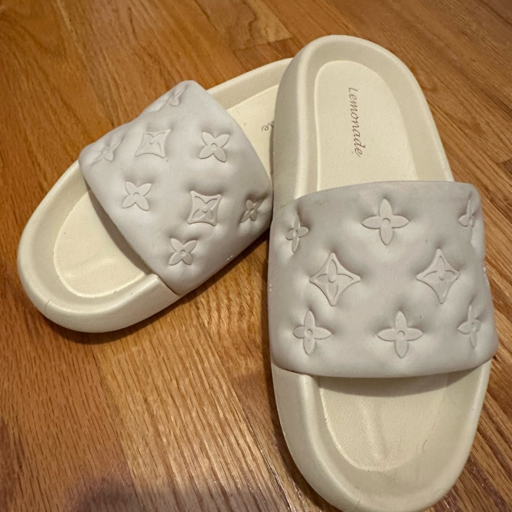 Comfy ivory slides